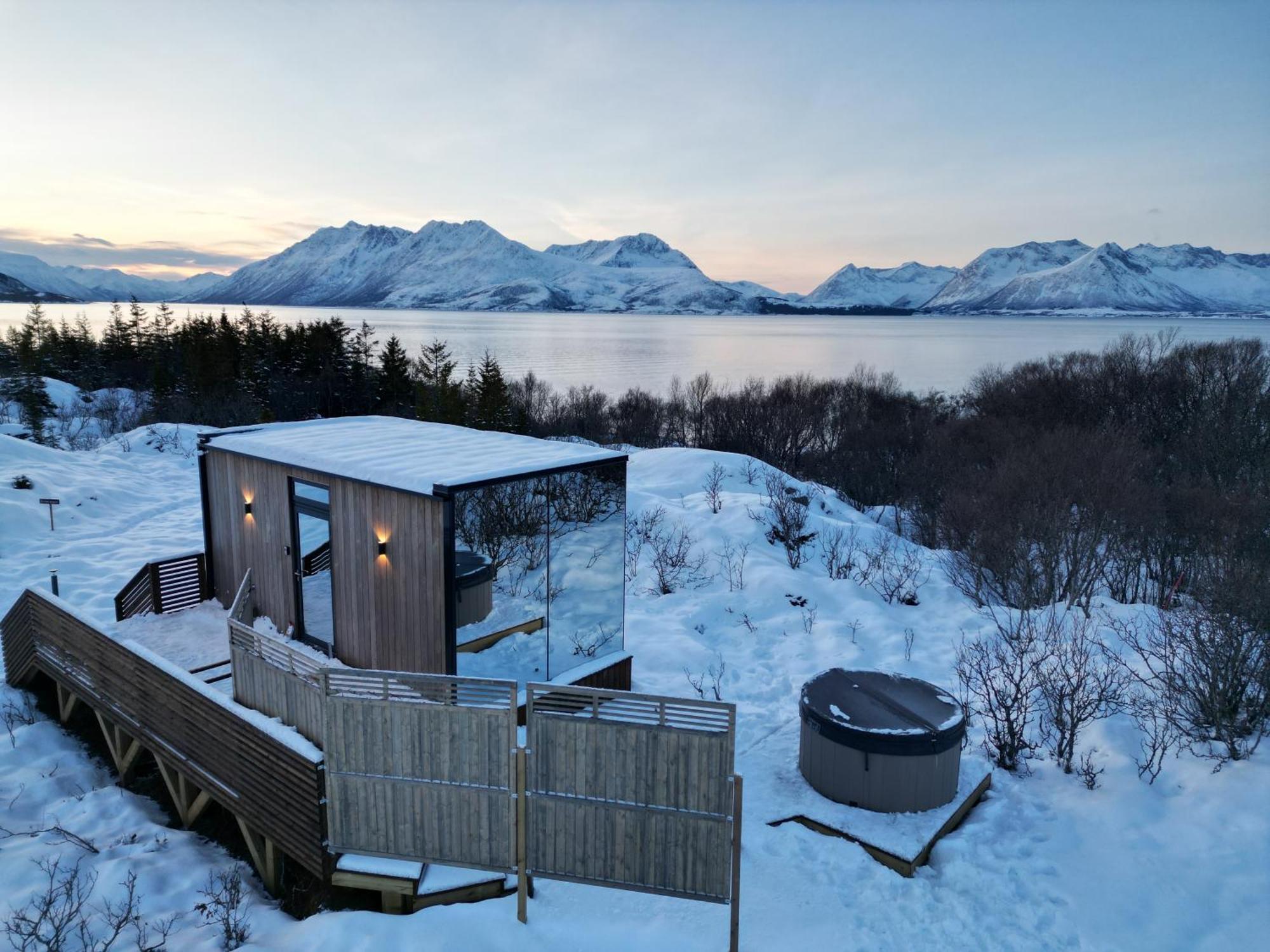 Wonderinn Arctic Utstrand ภายนอก รูปภาพ