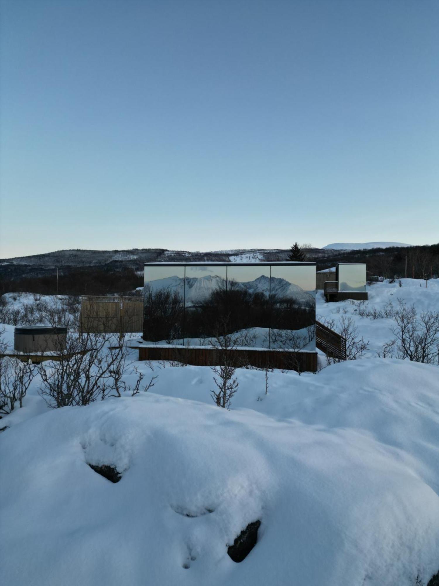 Wonderinn Arctic Utstrand ภายนอก รูปภาพ