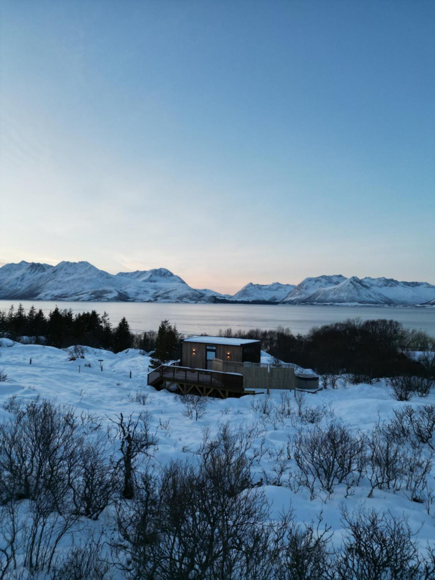 Wonderinn Arctic Utstrand ภายนอก รูปภาพ