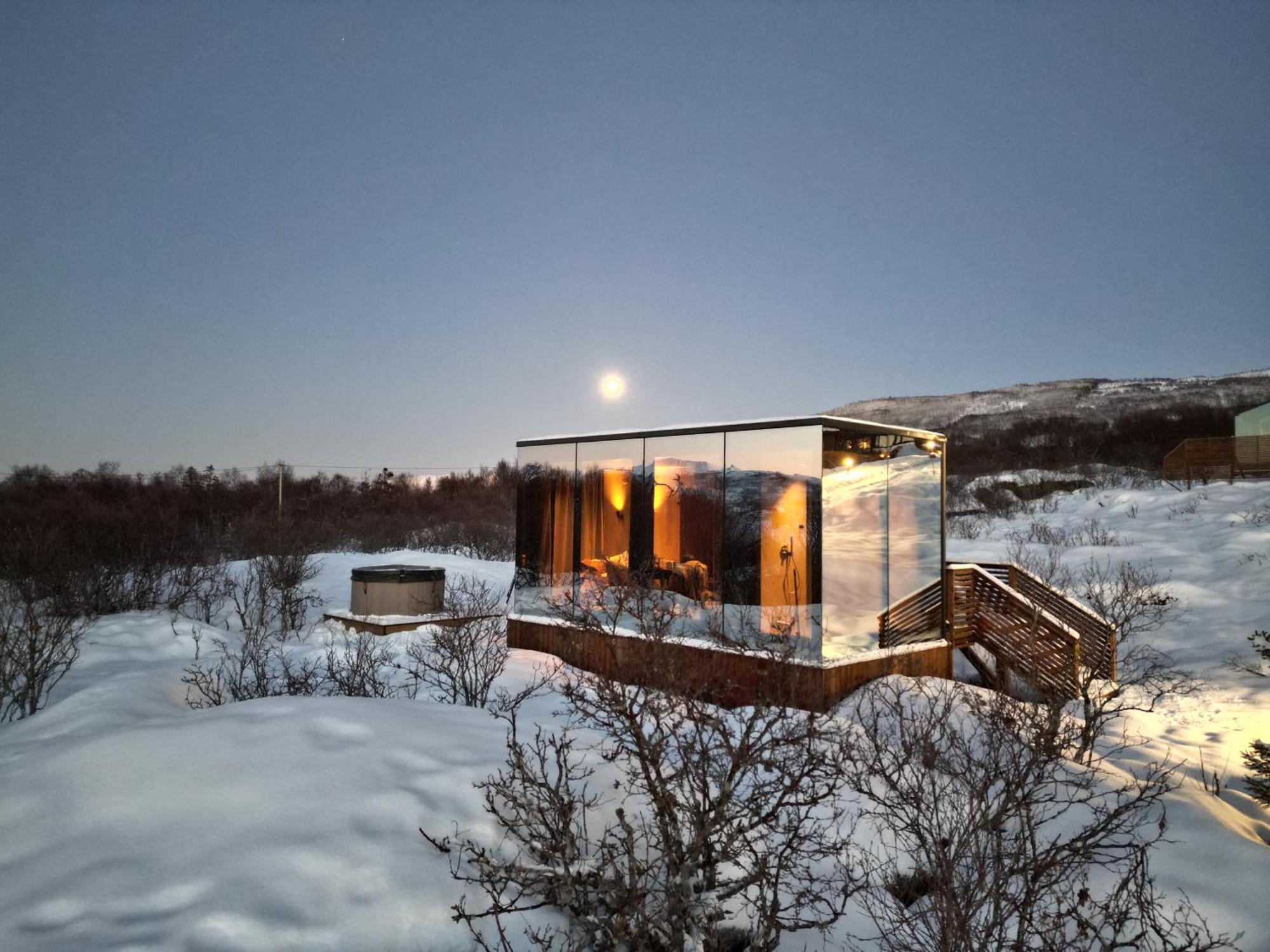 Wonderinn Arctic Utstrand ภายนอก รูปภาพ