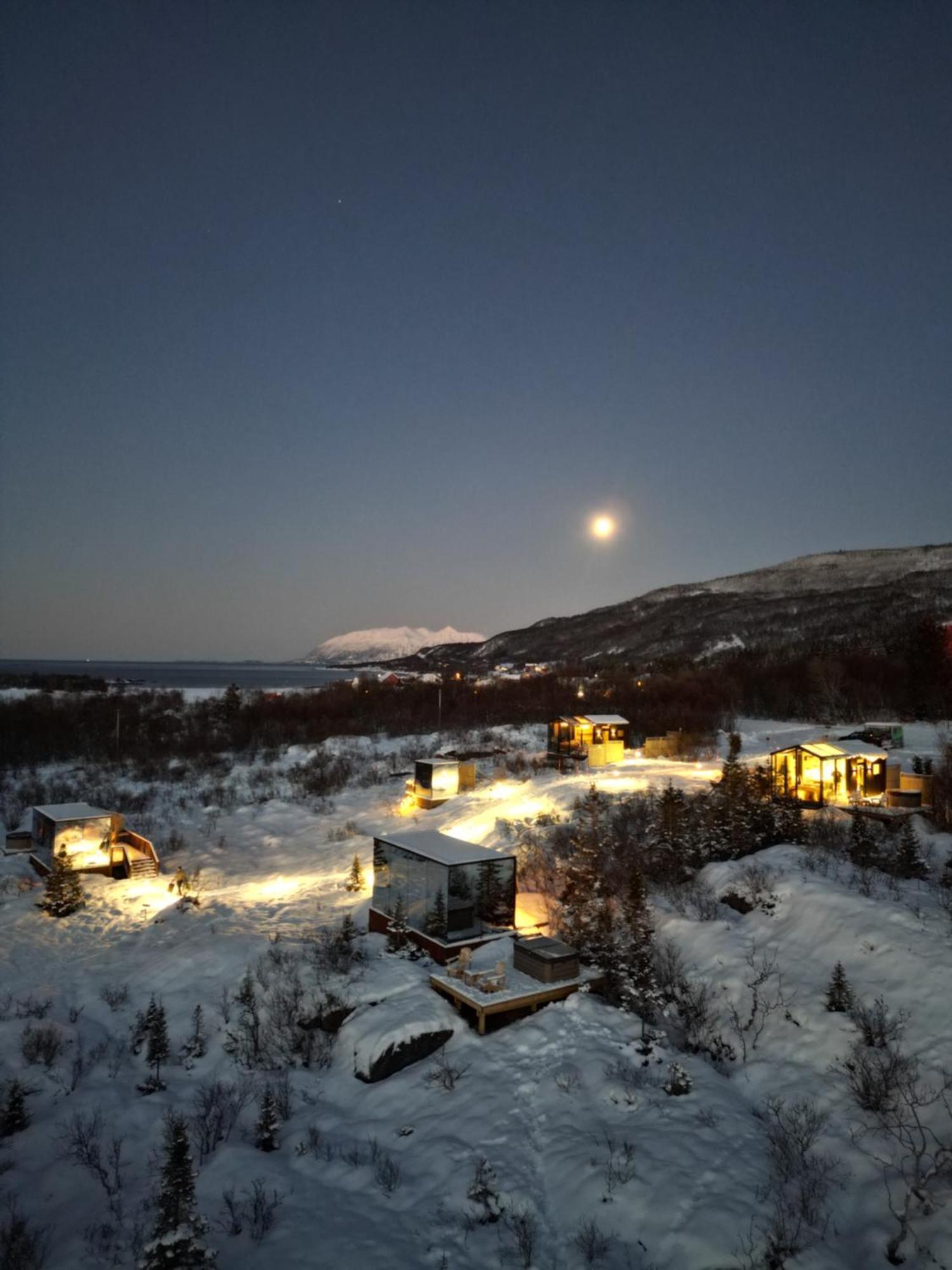 Wonderinn Arctic Utstrand ภายนอก รูปภาพ