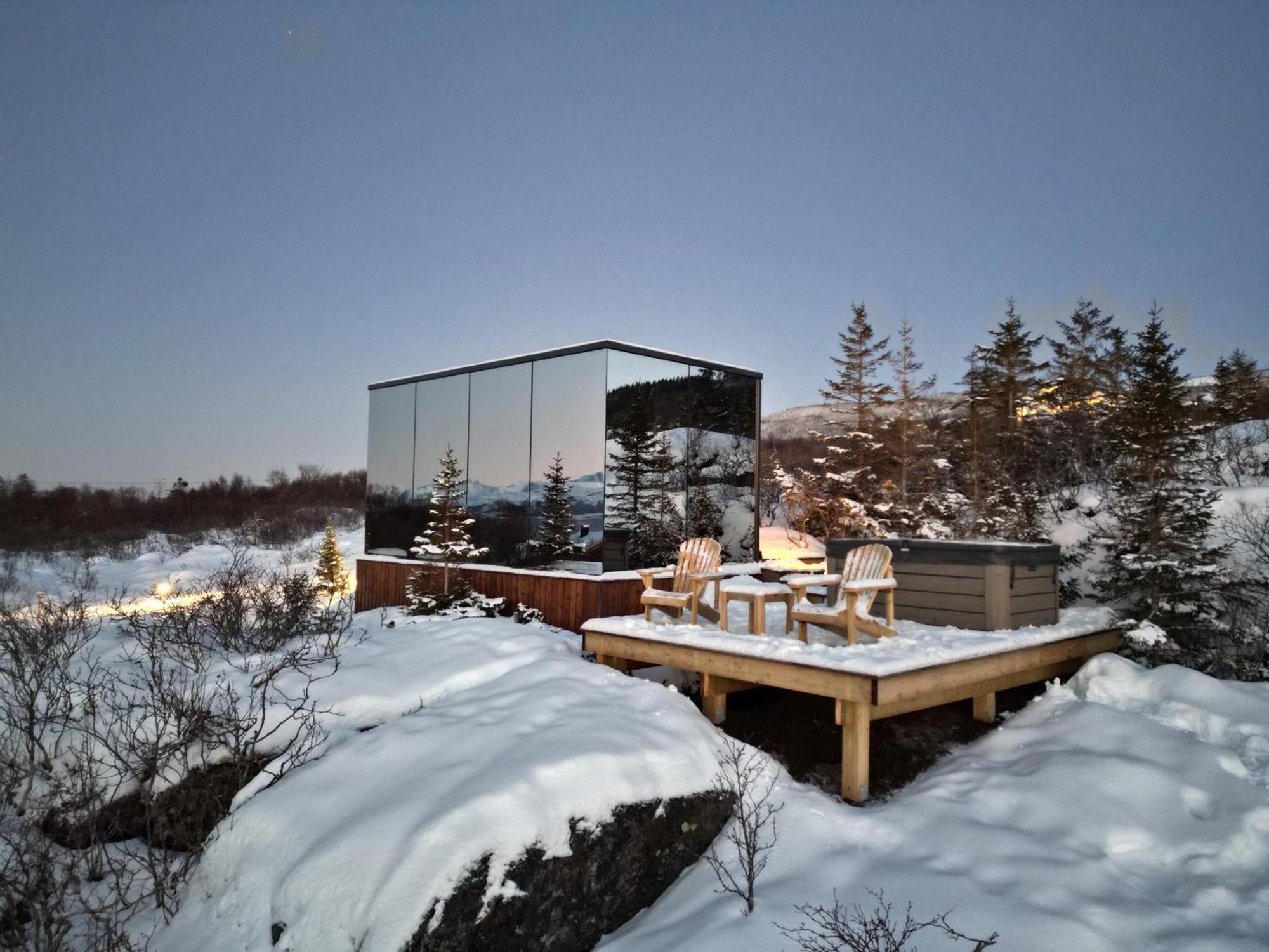 Wonderinn Arctic Utstrand ภายนอก รูปภาพ