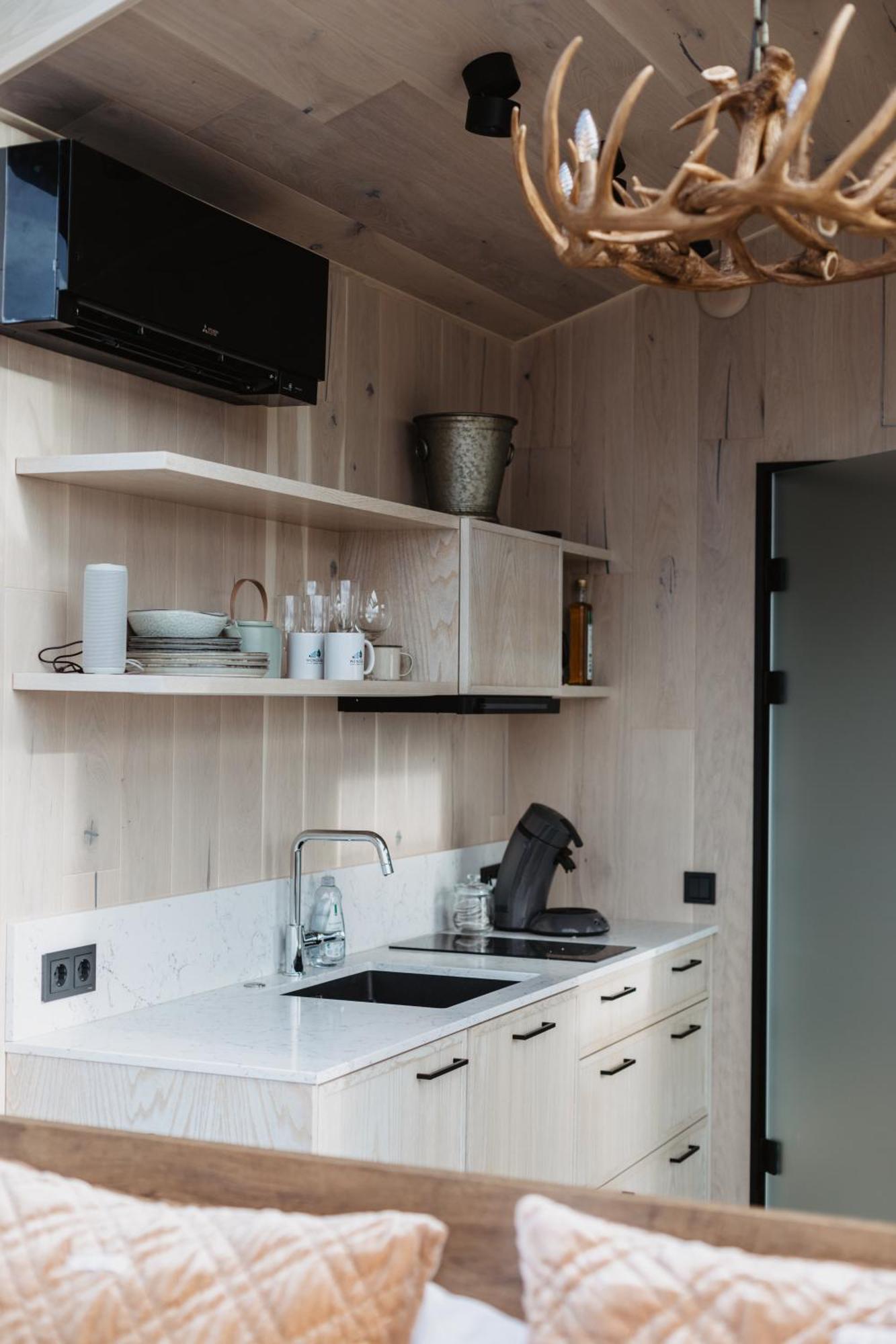 Wonderinn Arctic Utstrand ภายนอก รูปภาพ